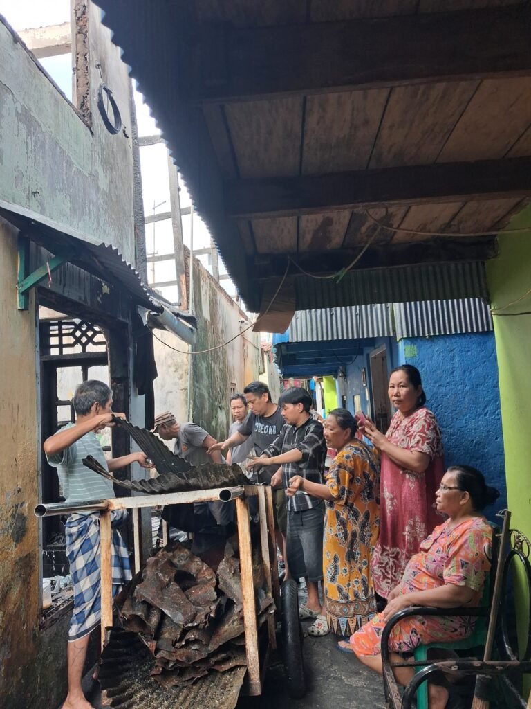 IMG-20260206-WA0063-768x1024 Ketua RT 01 Rizwan Saputra Kerahkan Warga Membersihkan Puing Pasca Kebakaran